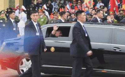 Chủ tịch Triều Tiên Kim Jong Un kéo cửa kính xe vẫy chào người dân Việt Nam