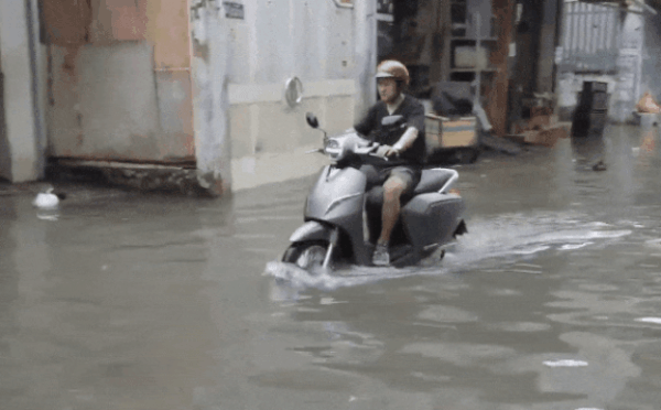 Đem xe máy điện VinFast Klara lội nước “lụt” sau bão tại Sài Gòn và cái kết