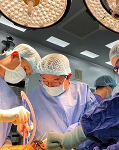 Ca phẫu thuật 'hai trong một' giúp bệnh nhân thoái hoá khớp gối nặng đi lại bình thường sau nhiều năm đau đớn