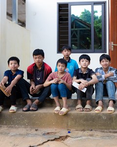 Người thầy lặng lẽ gieo hơi ấm, trở thành ‘bố’ của 37 phận đời mồ côi nơi vùng cao đá