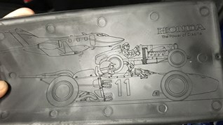 B&#237; ẩn dưới ch&#226;n người d&#249;ng Honda Civic kh&#244;ng phải ai cũng biết - Lật thảm trải s&#224;n l&#234;n ngay để check - Ảnh 1