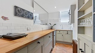 Ng&#244;i nh&#224; hẹp nhất London g&#226;y tranh c&#227;i lớn khi rao b&#225;n với gi&#225; tận hơn 30 tỷ đồng, ai cũng t&#242; m&#242; liệu b&#234;n trong chứa &quot;kho b&#225;u&quot; g&#236; kh&#244;ng - Ảnh 4