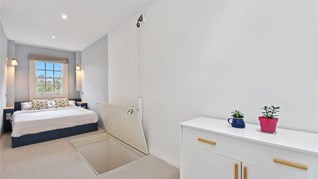 Ng&#244;i nh&#224; hẹp nhất London g&#226;y tranh c&#227;i lớn khi rao b&#225;n với gi&#225; tận hơn 30 tỷ đồng, ai cũng t&#242; m&#242; liệu b&#234;n trong chứa &quot;kho b&#225;u&quot; g&#236; kh&#244;ng - Ảnh 6