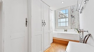Ng&#244;i nh&#224; hẹp nhất London g&#226;y tranh c&#227;i lớn khi rao b&#225;n với gi&#225; tận hơn 30 tỷ đồng, ai cũng t&#242; m&#242; liệu b&#234;n trong chứa &quot;kho b&#225;u&quot; g&#236; kh&#244;ng - Ảnh 8