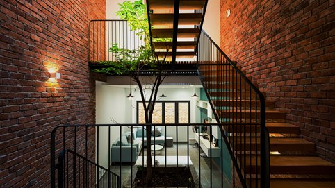 Nhà nhỏ trong hẻm nhỏ, cách thiết kế hợp lý là bớt diện tích xây dựng