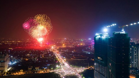 “Muôn kiểu” ngắm pháo hoa của dân Hà thành
