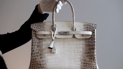 Đàn ông đeo Rolex, phụ nữ cầm Birkin: Không chỉ là phụ kiện, chiếc túi xa xỉ này đang trở thành khoản đầu tư giữ giá tốt hơn cả vàng