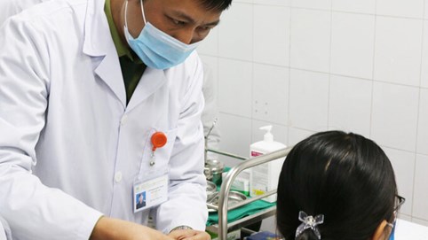 Ba cô gái thử vaccine Covid-19 liều cao nhất