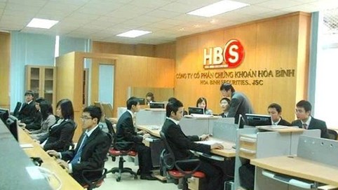 Phó Tổng Giám đốc Chứng khoán Hòa Bình muốn mua 4,3 triệu cổ phiếu HBS