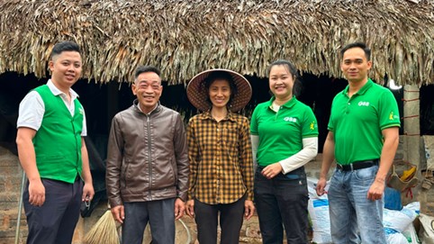 Nụ cười giản dị của người phụ nữ 'gánh cả bầu trời'