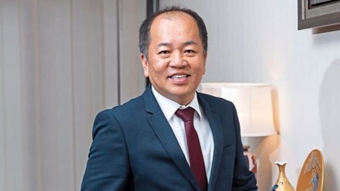 Từ xuất thân nghèo khó thành tỷ phú ngành năng lượng mặt trời và xe điện