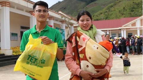 Hành trình “Tết chạm” tặng quà cho bà con vùng xa