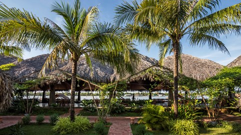 Nhà hàng mở đồ sộ trên quê hương xứ dừa