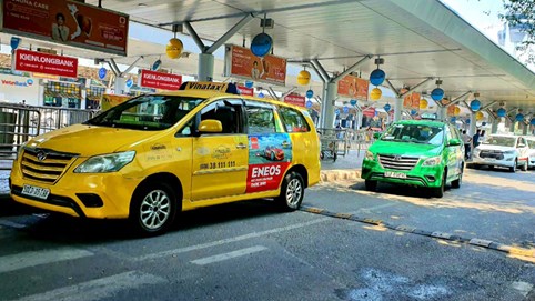 Phân làn riêng xe vào Tân Sơn Nhất: Grab đề nghị trả thêm 10.000 đồng/lượt