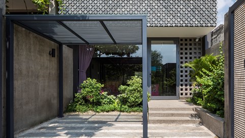 Mặt tiền là khối xi măng nhưng ngôi nhà hấp dẫn tới tầng cuối cùng