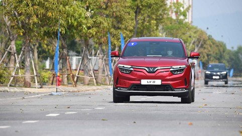 2024 khó khăn chồng chất, thị trường ô tô Việt Nam vẫn suýt phá kỷ lục mọi thời đại - nhân tố đột phá đến từ đâu?