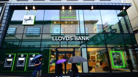 Ngân hàng Việt tiếp tục mạnh tay thưởng Tết cho nhân viên năm nay, còn các ngân hàng lớn trên thế giới thì sao?