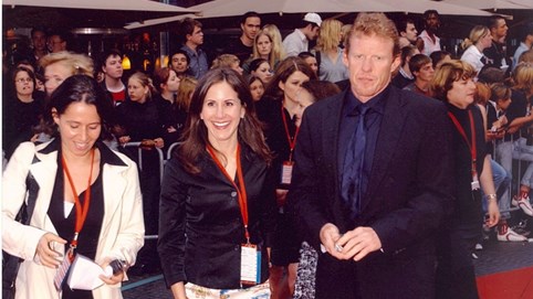 Vị Chủ tịch rời bỏ cuộc sống xa hoa nơi Hollywood để lặn lội tới bãi rác cứu người: Nguyện bán hết biệt thự, siêu xe và du thuyền để đổi lấy một nụ cười trẻ thơ