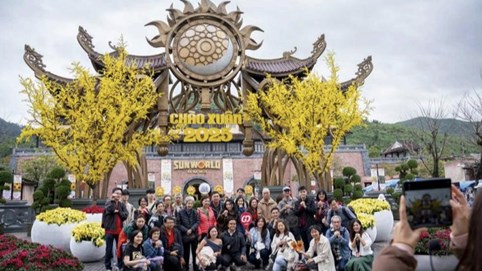 Hàng nghìn du khách đến du xuân tại Sun World Ba Na Hills dịp đầu năm mới 2025