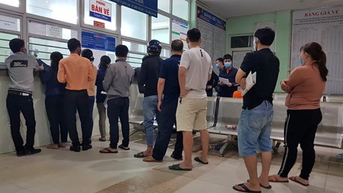 Khách dồn dập trả vé tàu