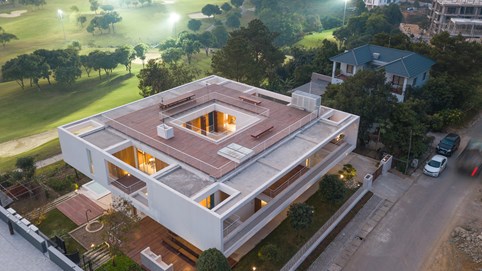 Biệt thự nghỉ dưỡng là 3 khối hộp vuông chồng lên nhau với tầm nhìn sân golf ở Tam Đảo, Vĩnh Phúc