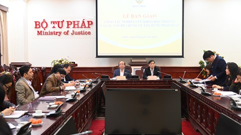 Bàn giao công tác nghiên cứu khoa học pháp lý và các vấn đề chung về xây dựng pháp luật