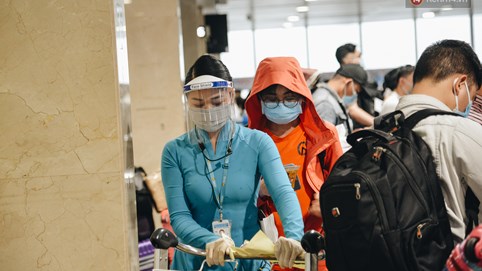 Sân bay Tân Sơn Nhất kích hoạt chế độ chống dịch nghiêm ngặt, hành khách mặc đồ bảo hộ về quê ăn Tết
