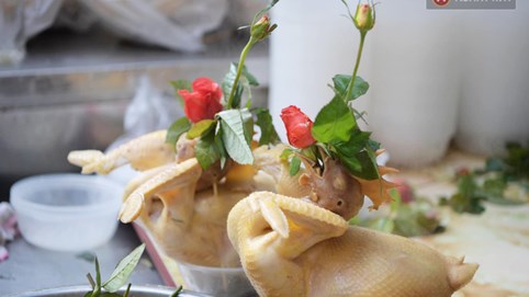 Chợ gà cúng 30 Tết hỗn loạn, giành giật để mua dù giá gà tăng cao cả triệu đồng/con