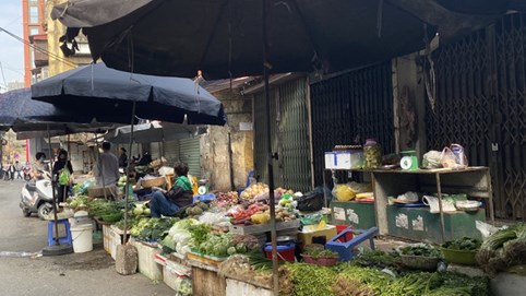 Đi chợ đầu năm: Hải sản tăng giá vùn vụt, hoa tươi rẻ hơn trước Tết 