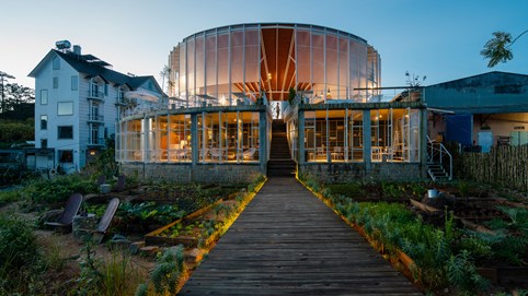 Trải nghiệm sự thay đổi của cảnh quan và độ cao trong một tòa nhà ấn tượng ở Đà Lạt