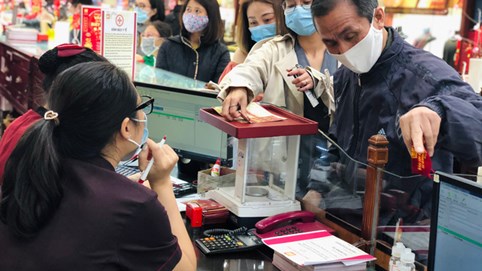 Hà Nội tấp nập khách mua vàng, Sài Gòn đìu hiu trước ngày Thần Tài