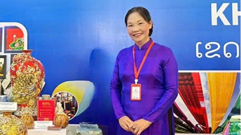 Nghệ nhân Hà Thị Vinh - Phó Chủ tịch Hiệp hội làng nghề Việt Nam; Chủ tịch HĐQT Công ty TNHH Gốm sứ Quang Vinh: Người “thổi hồn” và “giữ lửa”  làng nghề gốm sứ Bát Tràng