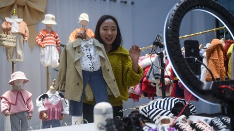 Doanh số bán hàng online tại Trung Quốc vượt xa bán lẻ truyền thống