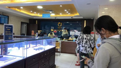 Lèo tèo khách mua vàng ngày Thần Tài