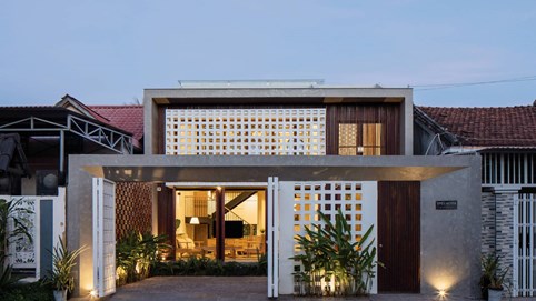 Đất dài 56 m, ngôi nhà ở Kon Tum được thiết kế như một dòng chảy thời gian