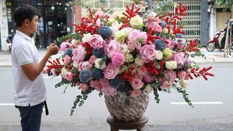 Đại gia ở TP Thủ Đức đặt bình hoa 55 triệu tặng vợ dịp 8/3