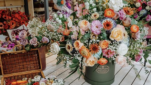 Thị trường quà tặng 8/3: Sôi động với nhiều lựa chọn mới lạ