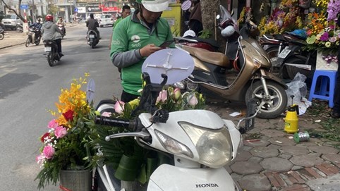 Hoa hồng tăng giá vùn vụt, nghề giao hàng kiếm bộn tiền dịp 8/3