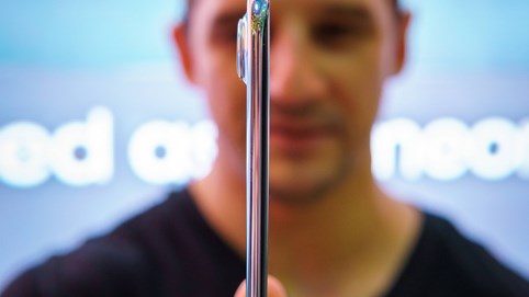 Cận cảnh mẫu điện thoại Trung Quốc đang khiến Apple, Samsung cũng phải dè chừng: Mỏng chỉ 5.75mm, trọng lượng 146g mà pin tận 5.200mAh