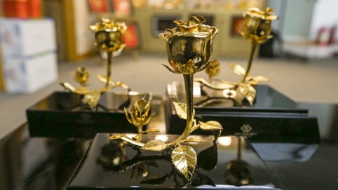 Hoa mạ vàng tiền triệu ngập tràn thị trường quà tặng ngày 8/3