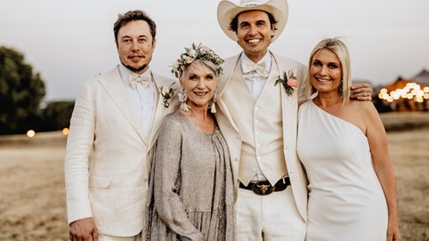 Người mẹ siêu phàm của Elon Musk: Tay trắng sau khi ly hôn chồng vũ phu vẫn nuôi con thành tỷ phú, 72 tuổi 