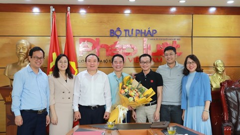 Trao quyết định chuẩn y Bí thư Đảng ủy Báo Pháp luật Việt Nam