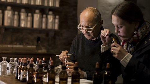 Ngành công nghiệp nước hoa giả tấn công thị trường mỹ phẩm toàn cầu