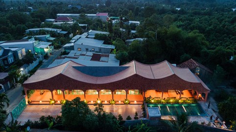 Mái nhà được 'đan' từ những tấm rèm đất nung lượn sóng