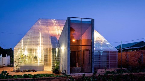 Nhà cũ bỏ hoang 20 năm được bọc hoàn toàn bằng tấm nhựa