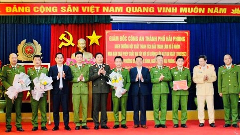 Giám đốc Công an Hải Phòng khen thưởng thành tích triệt xóa ổ nhóm mua bán trái phép chất ma túy