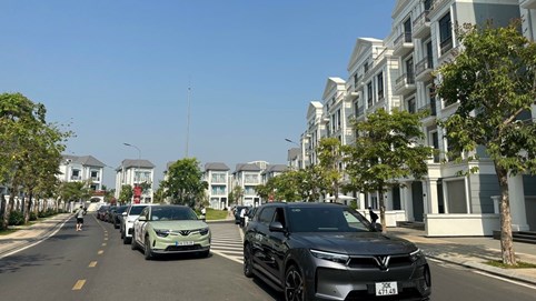 Rẻ hơn taxi, tiện hơn xe buýt: Xe điện VinFast “gây sốt” với chính sách “khủng”