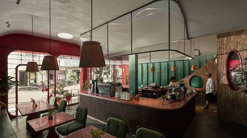 Quán cà phê màu đỏ hoài cổ với mặt tiền như những ô cửa sổ toa tàu