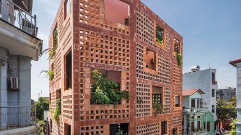 Toàn bộ mặt tiền ngôi nhà được làm từ gạch gốm Bát Tràng, Hà Nội