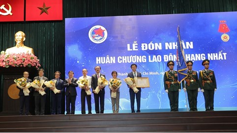 Hội doanh nhân trẻ TP HCM vinh dự đón nhận Huân chương lao động hạng Nhất